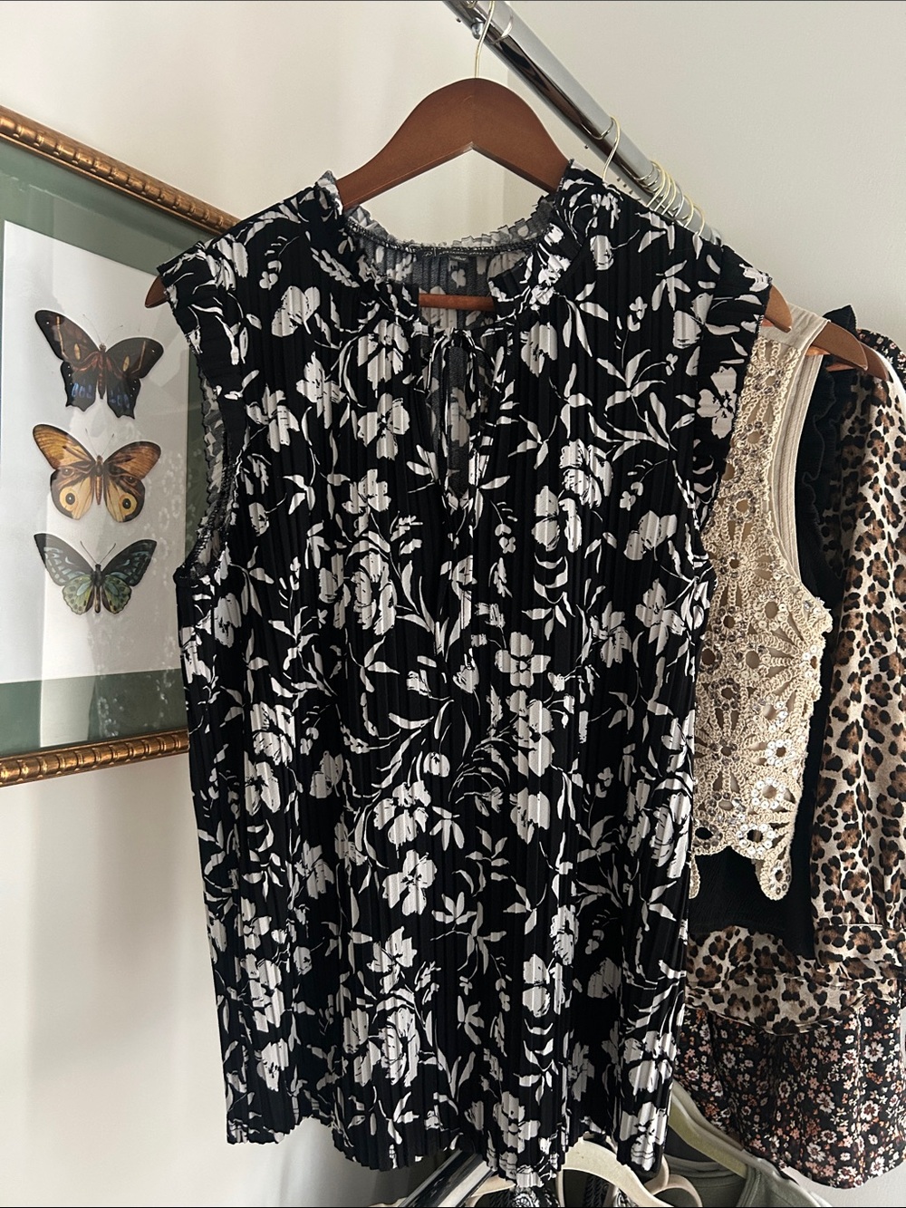 Adrianna Papell M Floral Sleeveless Black and White stretchy Top